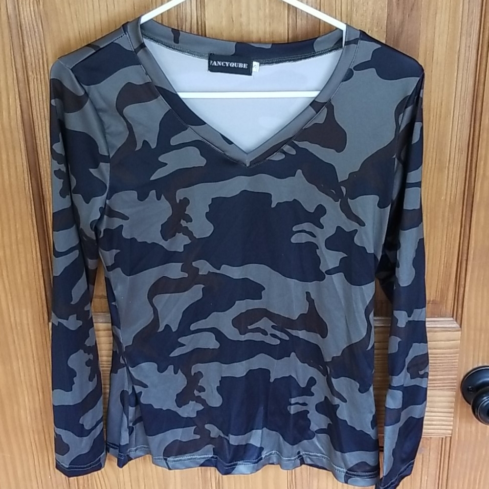 EUC Ladies Camo long sleeve shirt size small
